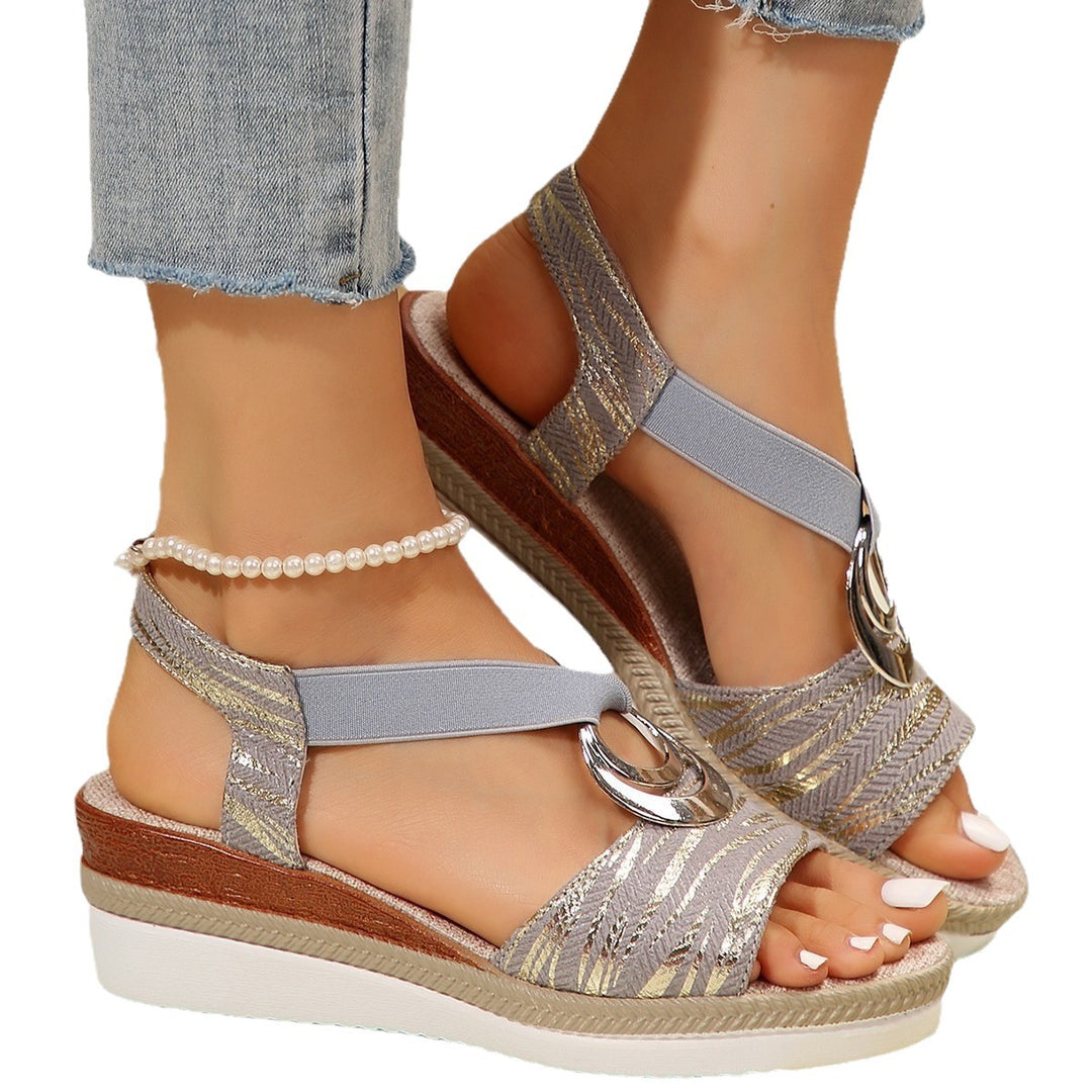 Damen Plateau‑Keil‑Sandalen mit elastischem Riemen, geprägter Metallic‑Optik und dekorativem Ring Drune