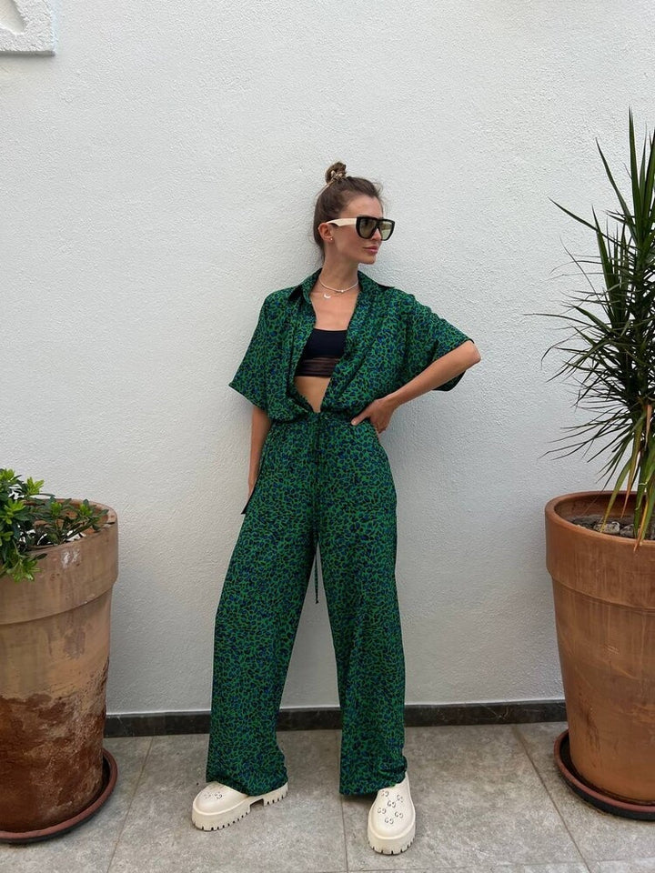Damen zweiteiliges Safari-Print Loungewear-Set mit kurzärmeliger Hemdbluse und weitem hochgeschnittenen Palazzohose Drune