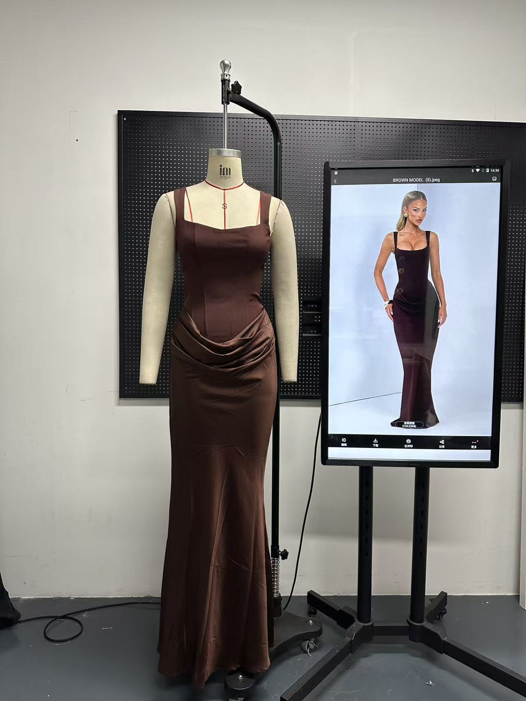 Damen Fließendes Maxi-Kleid mit asymmetrischem Schnitt und raffiniertem Drapé Drune