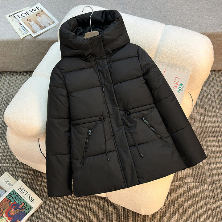 Damen nan kurze wattierte Kapuzenjacke mit hohem Stehkragen, Kordelzug und diagonalem Reißverschlusstaschen-Design Drune