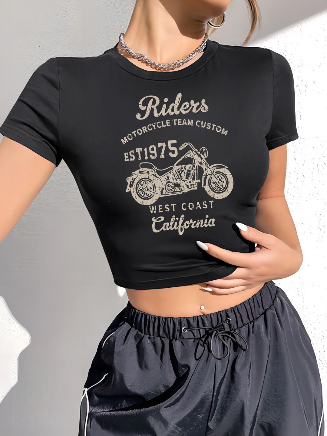 Damen Crop-T-Shirt mit individuellem Motorradmotiv und elegantem Schriftzug Drune