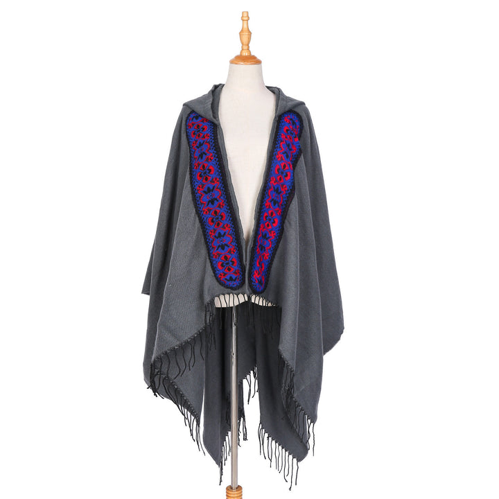 Damen Kapuzenponcho aus Wollmix mit kontrastreicher Blumenstickerei und Fransensaum Drune
