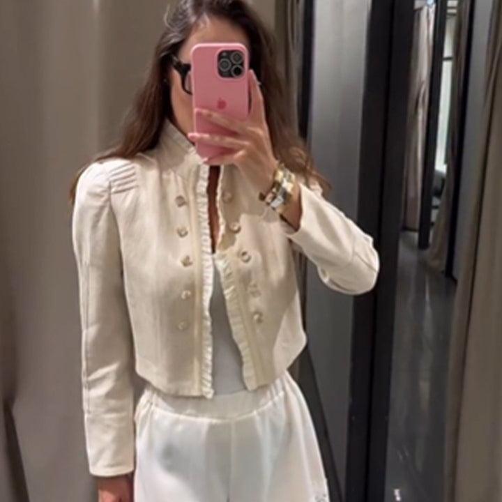 Damen Kurzjacke im Cropped‑Format mit Rüschenblende, Puffärmeln und doppelreihiger Knopfleiste Drune