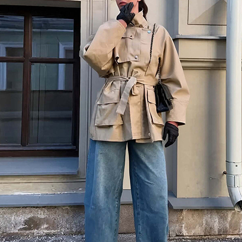 Damen Taillierte Übergangsjacke mit Stehkragen, Schultercape und Bindegürtel Drune