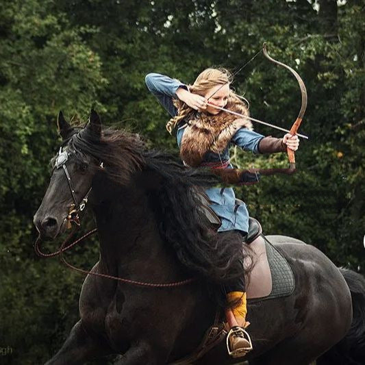 Herren historisch inspiriertes Kunstfell‑Schultercape mit Lederriemen Drune