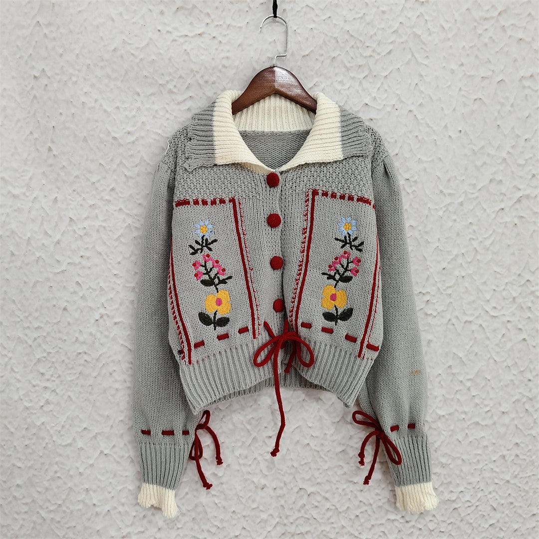 Damen Strickjacke mit floralen Stickereien und dekorativen Knöpfen Drune