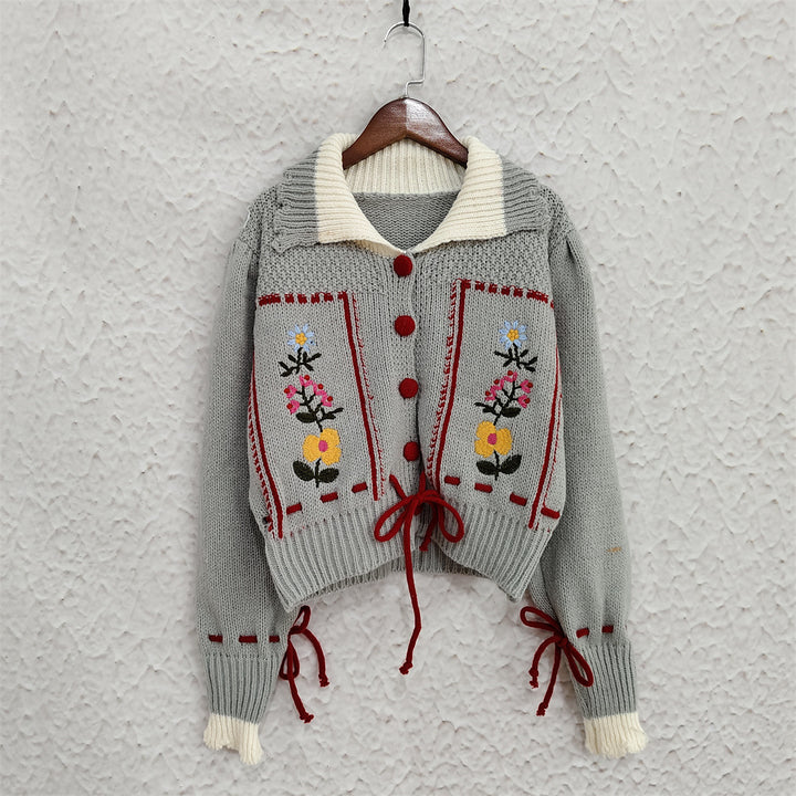 Damen Strickjacke mit floralen Stickereien und dekorativen Knöpfen Drune