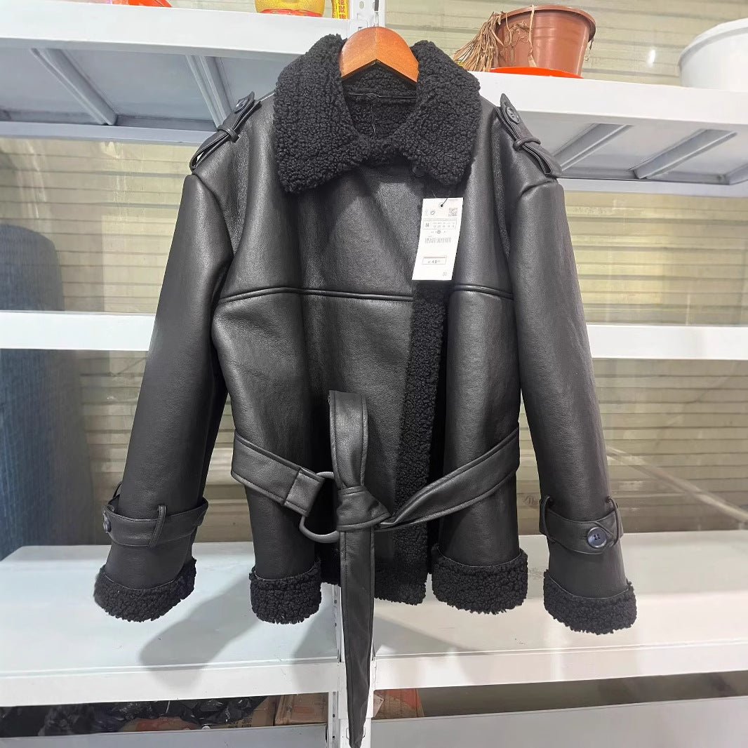 Damen nan kurzer Oversize Kunstleder-Mantel mit Teddybesatz Schalkragen und Wickelgürtel Drune