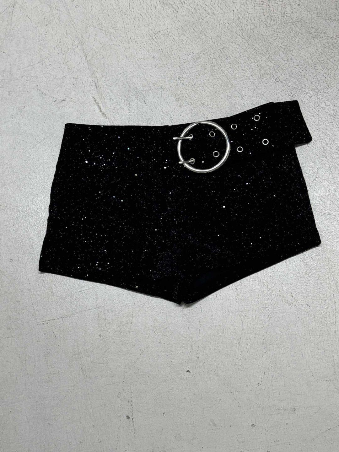 Damen Glitzernde Kunstleder-Shorts mit dekorativem Gürtel Drune