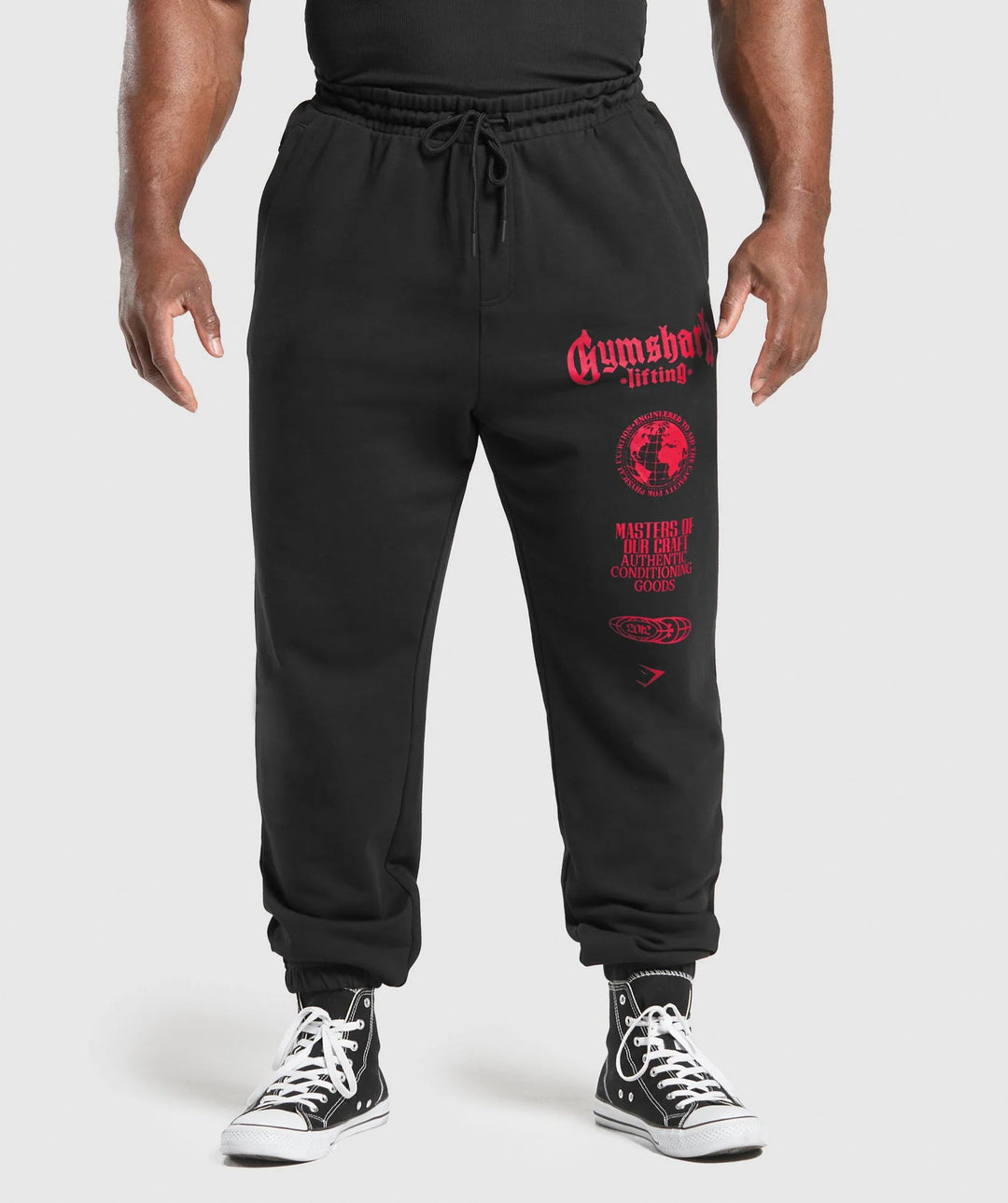 Herren nan konisch geschnittene Baumwollfleece-Sweathose mit elastischem Kordelbund gerippten Beinabschlüssen und großflächigem Logodruck Drune