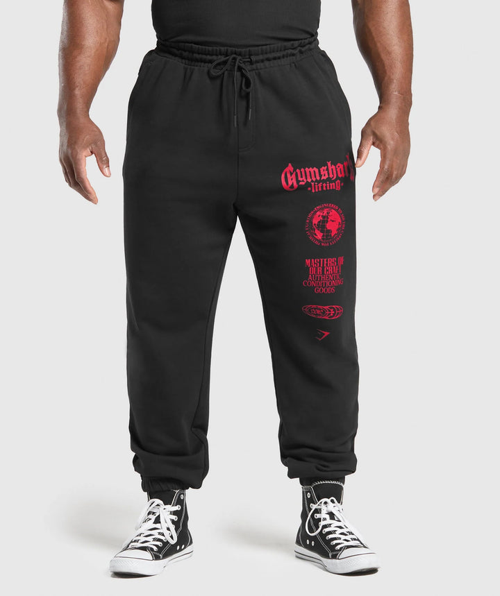 Herren nan konisch geschnittene Baumwollfleece-Sweathose mit elastischem Kordelbund gerippten Beinabschlüssen und großflächigem Logodruck Drune