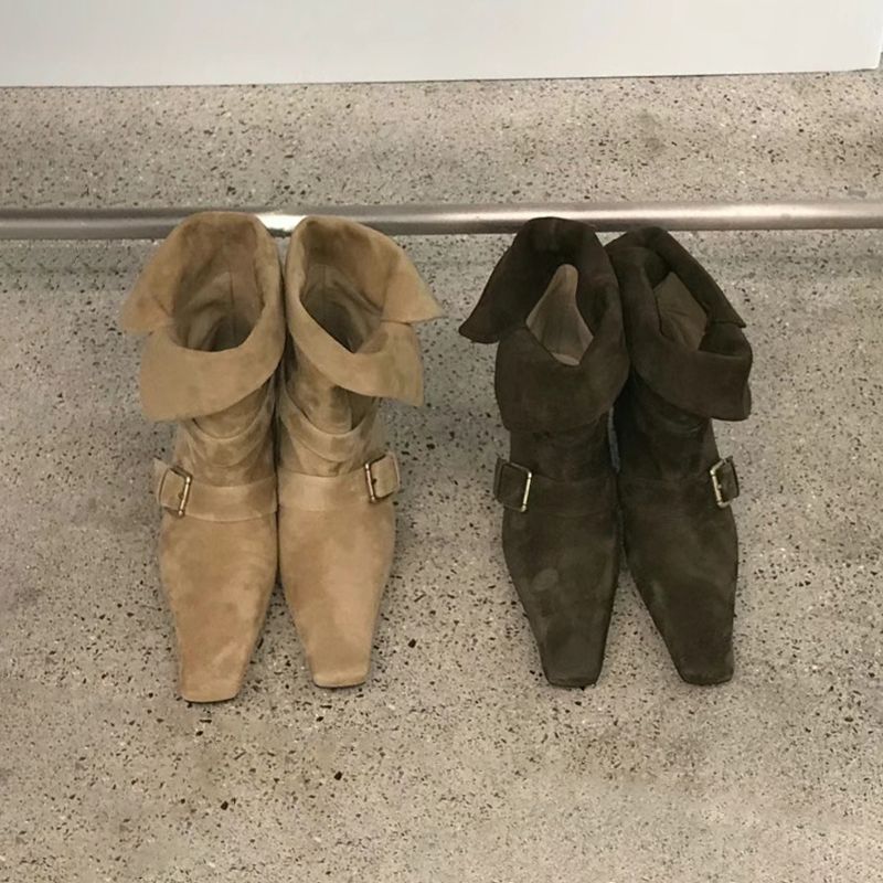 Damen Mittelhohe Wildlederoptik-Stiefelette mit quadratischer Spitze, verstellbaren Schnallenriemen und flachem Blockabsatz Drune