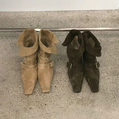 Damen Mittelhohe Wildlederoptik-Stiefelette mit quadratischer Spitze, verstellbaren Schnallenriemen und flachem Blockabsatz Drune