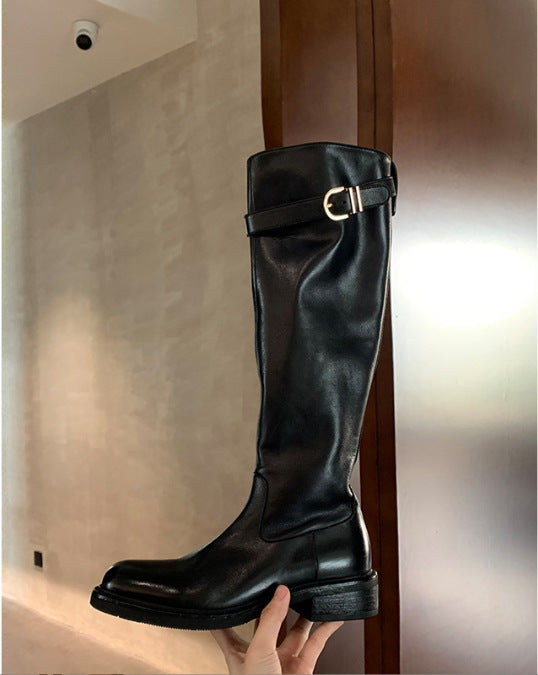 Damen kniehohe Lederstiefel mit flacher Profilsohle und Ziergurt Drune