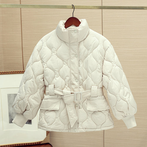 Damen nan gesteppte Taillierte Steppjacke mit Wickelgürtel, Stehkragen und Pattentaschen Drune