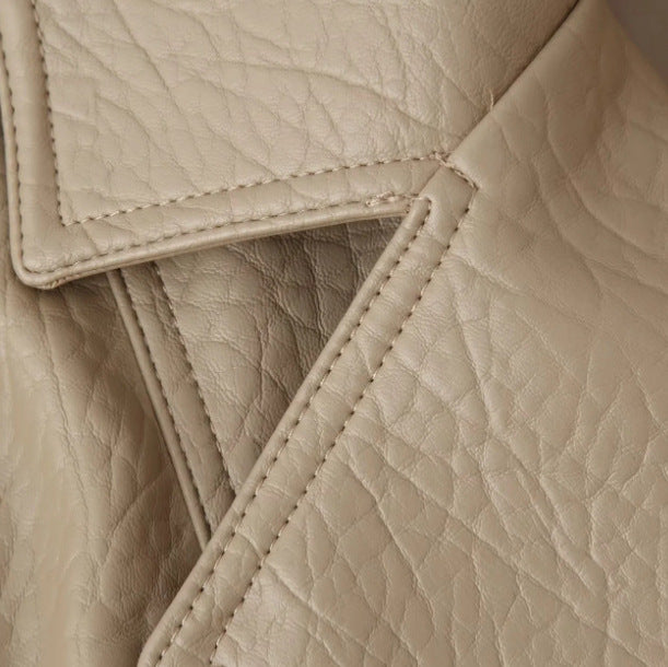 Damen Kurzblouson aus Kunstleder mit zweireihiger Knopfleiste, breitem Revers und gerafftem Bund Drune
