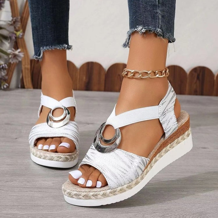 Damen Keil-Sandalen mit Metallic-Optik, dekorativem Ring und Elastik-Fersenriemen Drune