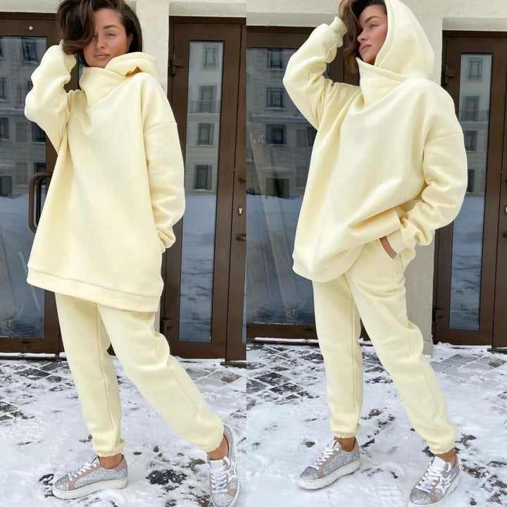 Damen Oversize-Fleece-Set mit voluminöser Schlauchkapuze, geschwungenem Schalkragen und komfortabler Joggerhose Drune
