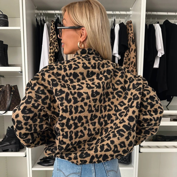 Damen Kurzjacke im Leopardenprint mit Stehkragen, Knopfleiste und elastischem Saum Drune