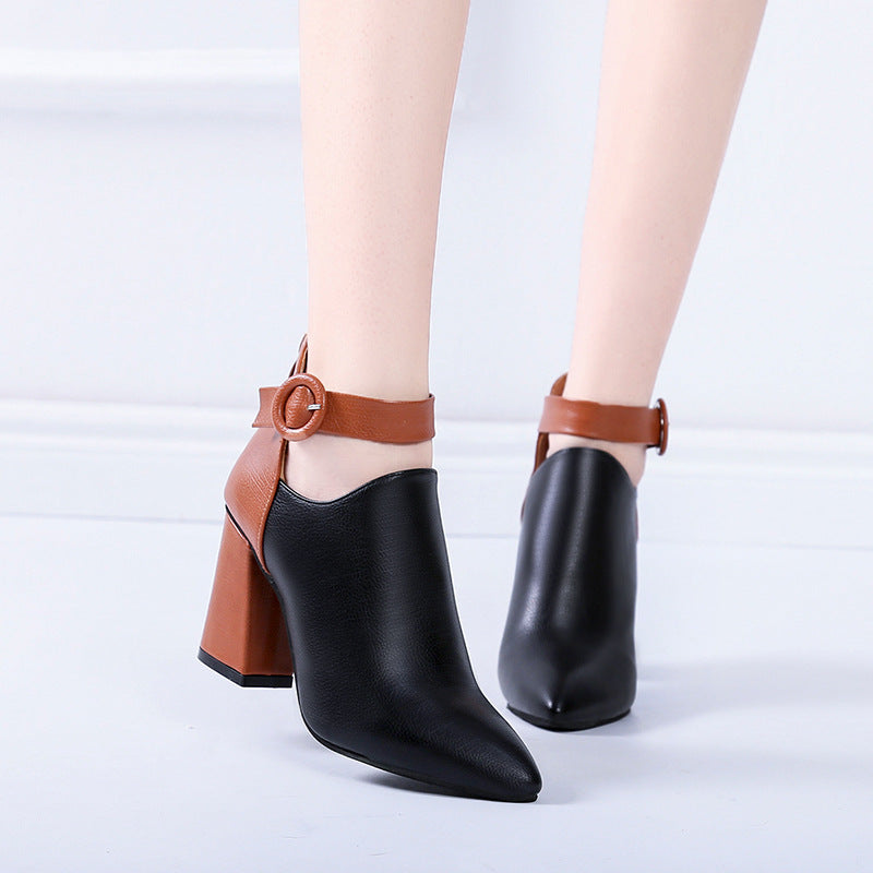 Damen nan elegante spitze Kurzstiefelette mit Fersenreißverschluss, dekorativem Knöchelriemen und skulpturellem Blockabsatz Drune