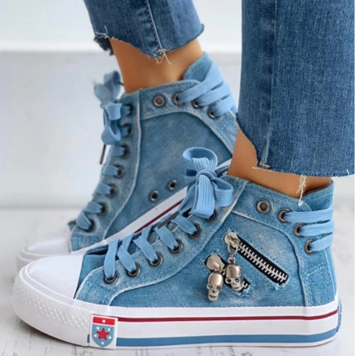 Damen High-Top Sneaker aus Jeansstoff mit seitlichem Metall-Reißverschluss und Totenkopf-Charms Drune