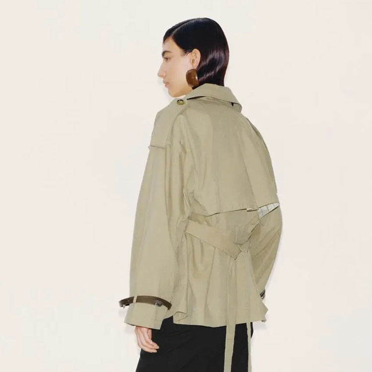 Damen Kurzer Boxy-Trenchcoat mit weitem Revers, Schulterriegeln und verstellbaren Manschetten Drune