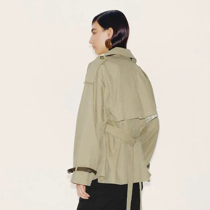 Damen Kurzer Boxy-Trenchcoat mit weitem Revers, Schulterriegeln und verstellbaren Manschetten Drune