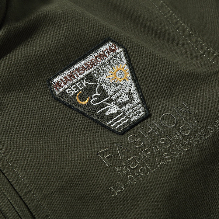 Herren nan retro-inspirierte Pilotjacke aus robustem Canvas mit gestickten Emblempatches, Multifunktionsärmeltasche und hohem Stehkragen Drune