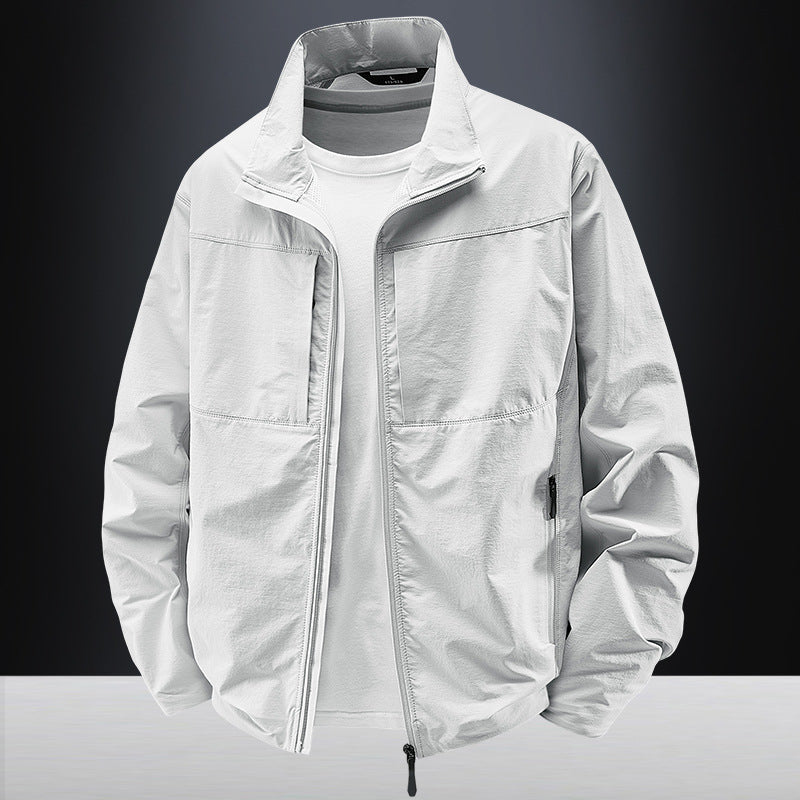 Herren Leichte urbane Windjacke mit Stehkragen, wasserabweisender Gewebemischung und verdeckten Reißverschlüssen Drune