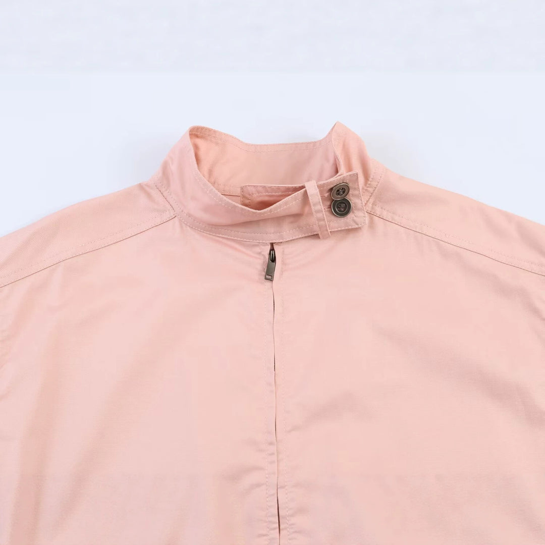 Damen Kurzjacke im Safari‑Stil mit Stehkragen, Kängurutaschen und Kordelzug Drune