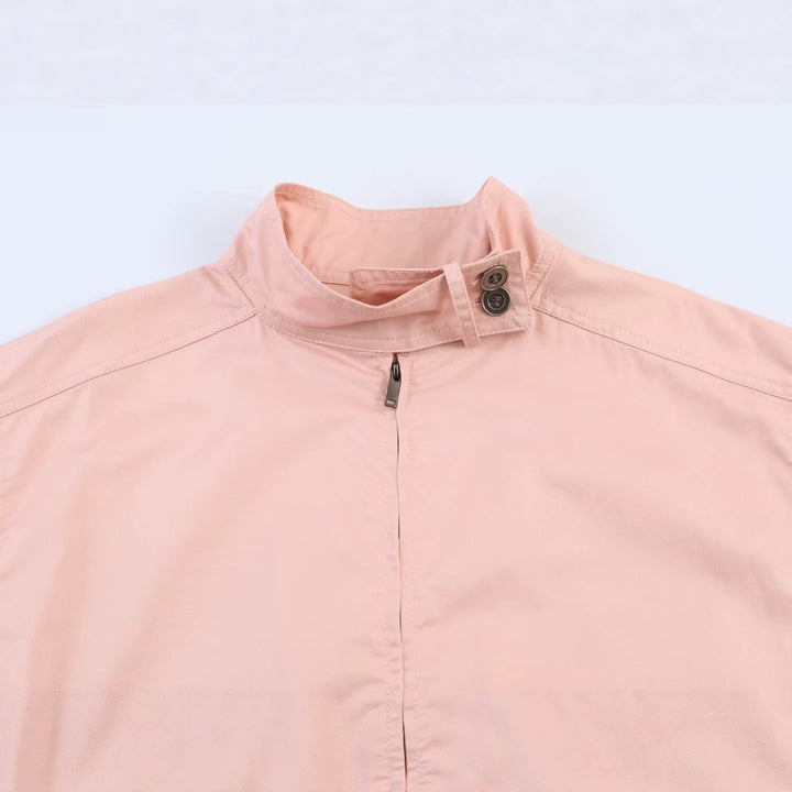 Damen Kurzjacke im Safari‑Stil mit Stehkragen, Kängurutaschen und Kordelzug Drune