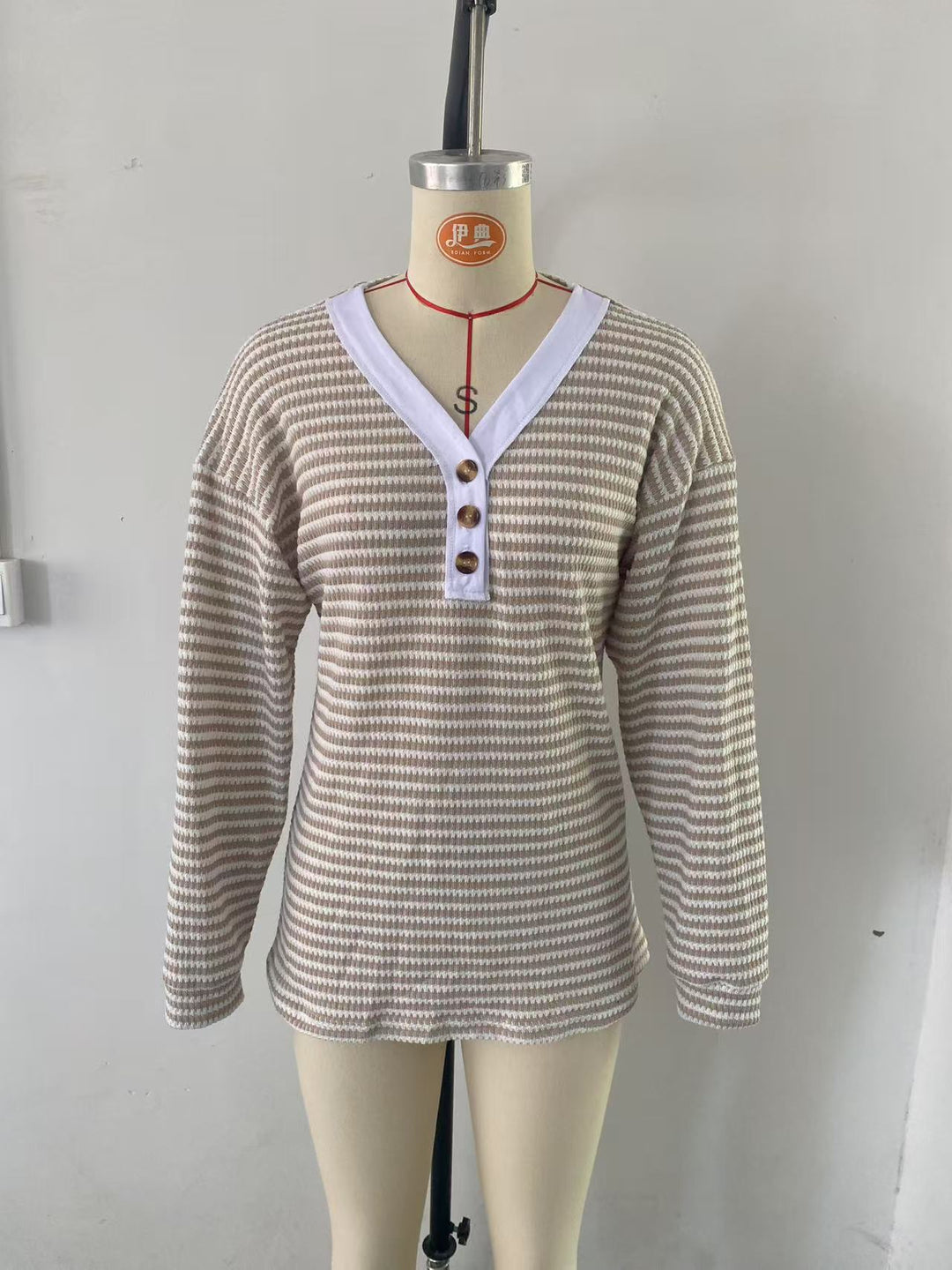 Damen Langarmshirt mit strukturiertem Gewebe und modischen Knopfdetails Drune