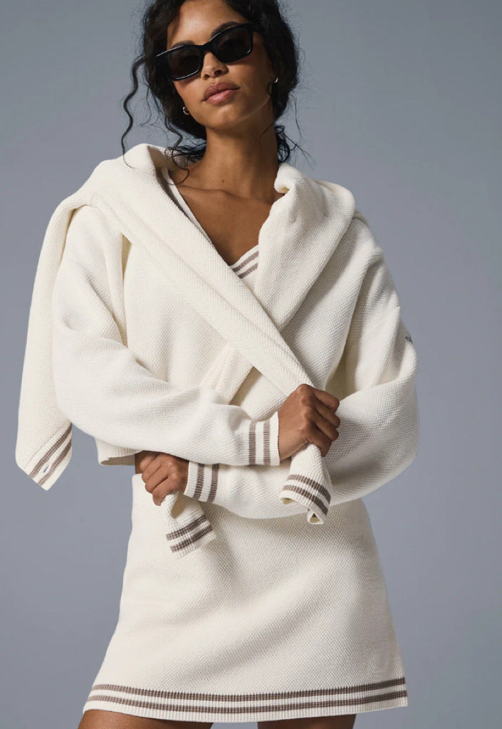 Damen modisches Strickkleid mit eleganter Kapuze und feinen Kontraststreifen Drune