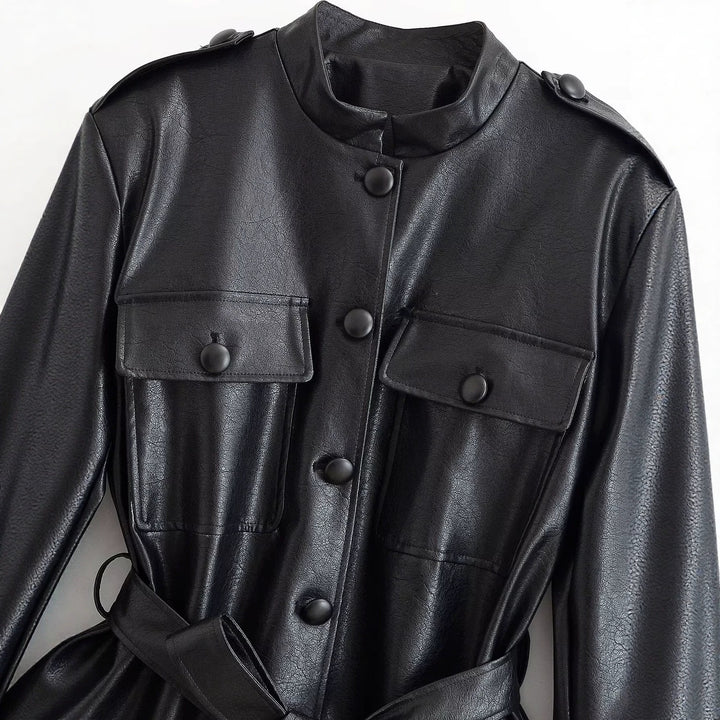 Damen Taillierte Kunstlederjacke mit Bindegürtel, Stehkragen und Pattentaschen Drune