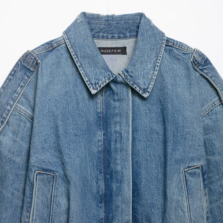 Damen Cropped Jeansjacke mit Schulterklappen, verdeckter Knopfleiste und boxy Silhouette Drune