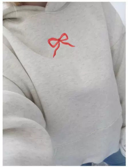Damen Oversize Hoodie Sweatshirt mit zartem Stickdesign auf der Vorderseite und gesticktem Schriftzug auf der Rückseite Drune