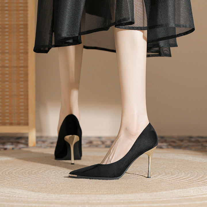 Damen Velours‑Pumps mit schmalem goldfarbenem Stilettoabsatz und Metallkappen‑Detail Drune