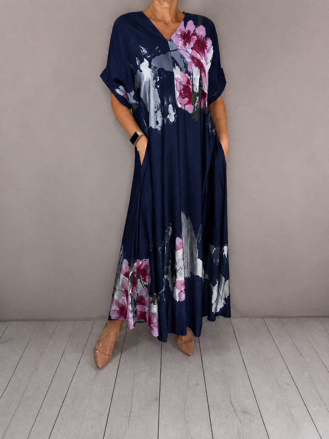 Damen Maxikleid mit weitem Fall, V-Ausschnitt, Eingrifftaschen und floraler Aquarelloptik Drune