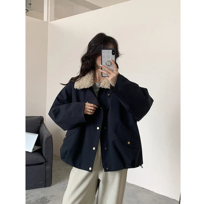 Damen Oversize-Kurzjacke mit Teddykragen und Pattentaschen Drune