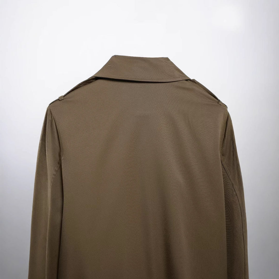Damen nan kurzer Cropped Trenchcoat im Boxy‑Schnitt mit doppelreihiger Knopfleiste Schulterklappen und verstellbaren Ärmelriemen Drune