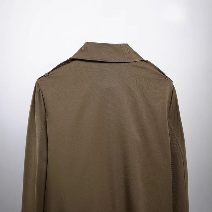 Damen nan kurzer Cropped Trenchcoat im Boxy‑Schnitt mit doppelreihiger Knopfleiste Schulterklappen und verstellbaren Ärmelriemen Drune