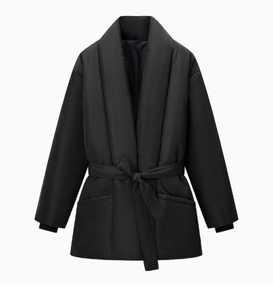Damen 500+ gesteppte Kurzpufferjacke mit Schalkragen und Bindegürtel Drune