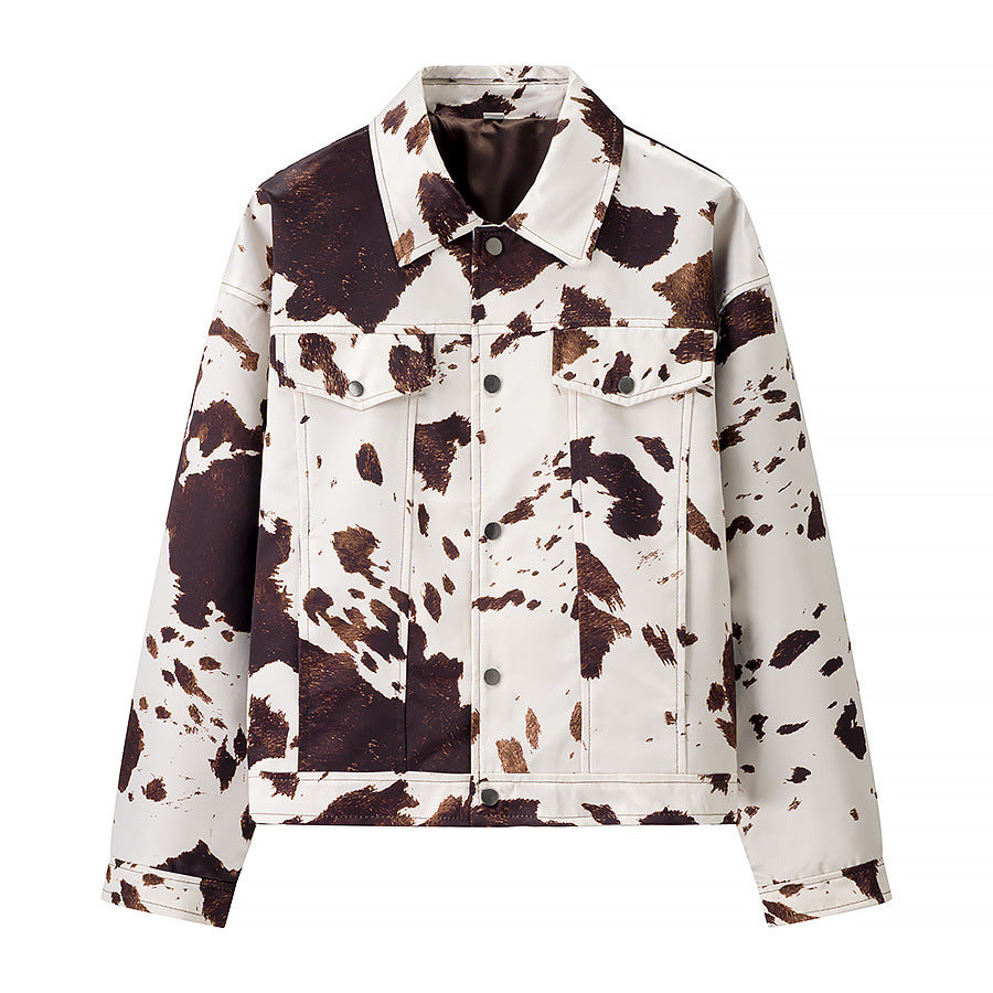 Damen nan kurze Truckerjacke mit markantem Kuhflecken-Print, kastigem Schnitt und aufgesetzten Brusttaschen Drune