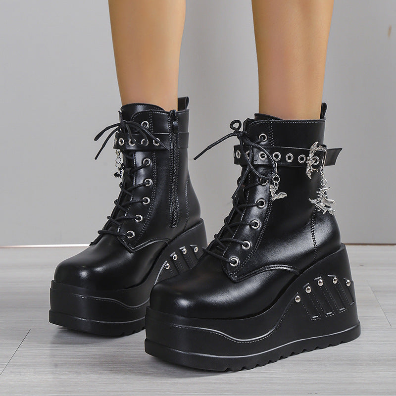 Damen nan Gothic Plateau-Stiefelette mit Schnürung, Ösenriemen und Anhänger-Details Drune