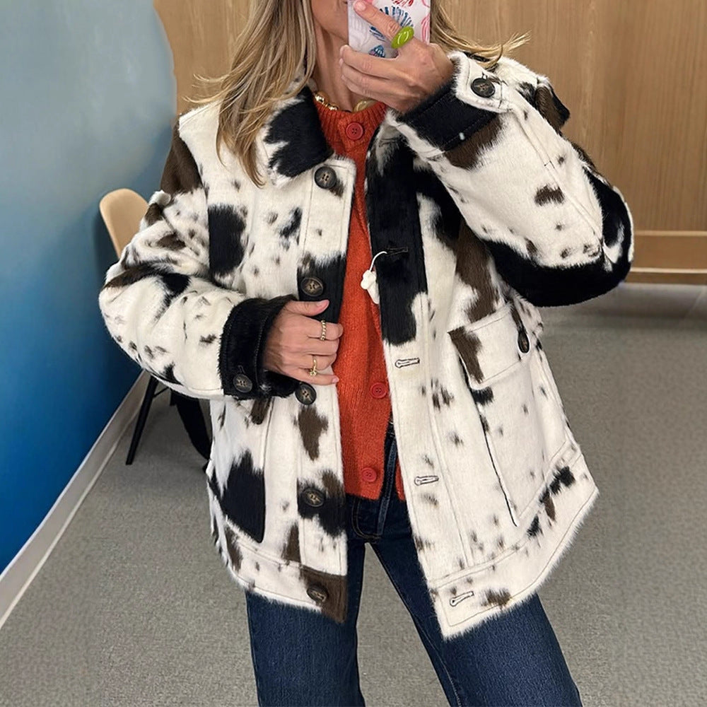 Damen kurze Kunstpelzjacke im Fleckenmuster mit Reverskragen, Holzknöpfen & aufgesetzten Taschen Drune