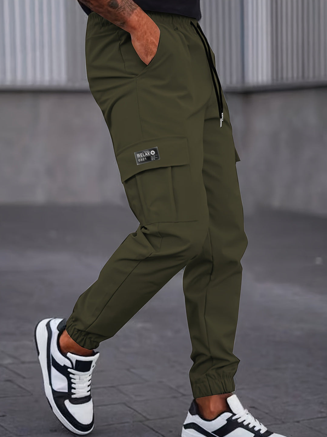 Herren Cargo-Jogginghose mit Tunnelzug, tapered Schnitt & aufgesetzten Klappentaschen Drune