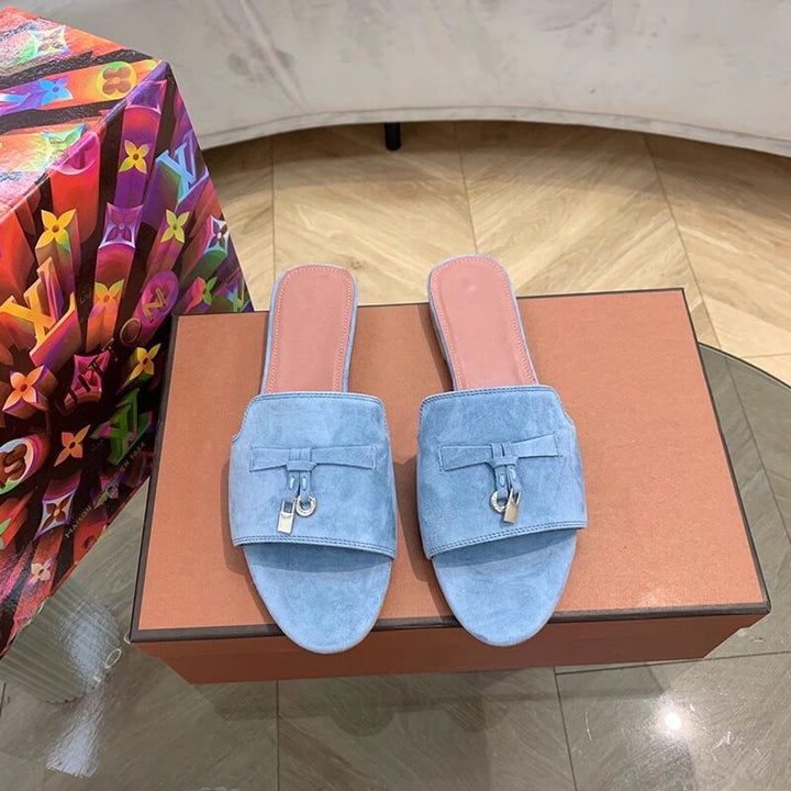 Damen Elegante Slippers aus weichem Wildleder mit dekorativem Riemendesign Drune