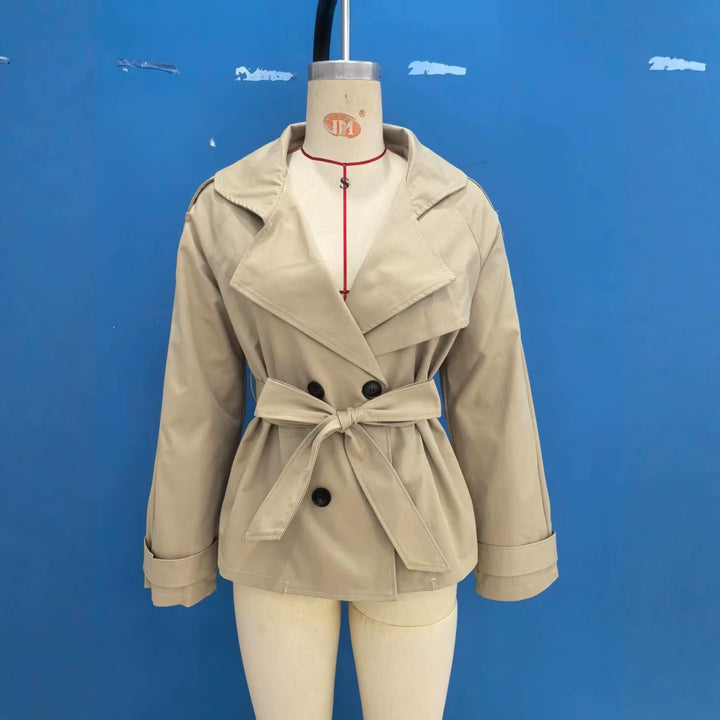 Damen Kurzer Trench‑Blouson mit Reverskapuze, Taillengürtel und doppelter Knopfleiste Drune
