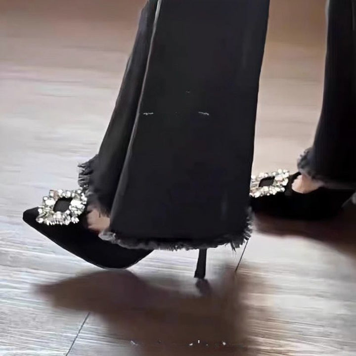 Damen Samt‑Mules mit spitzer Zehenpartie, funkelnder Kristallbrosche und schlankem Stiletto Drune