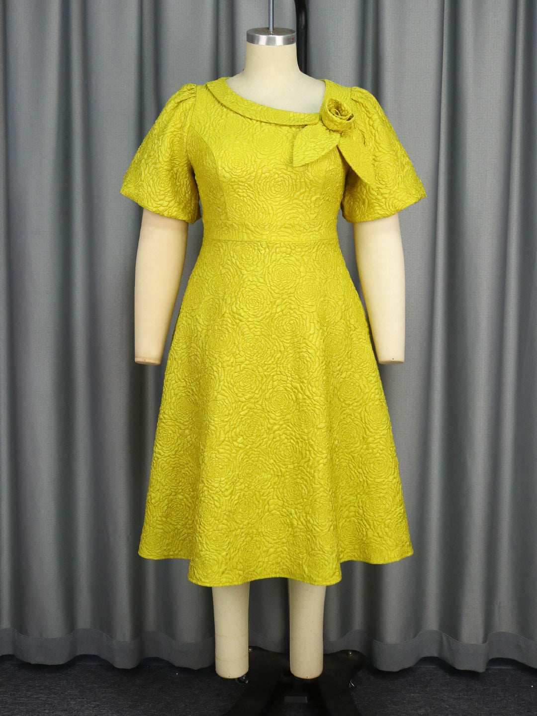 Damen Elegantes Kleid mit strukturierter Blumenapplikation Drune